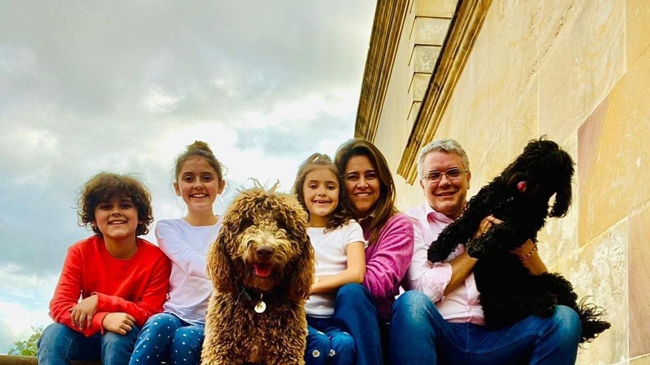 Iván Duque presidente de Colombia con su familia y mascotas