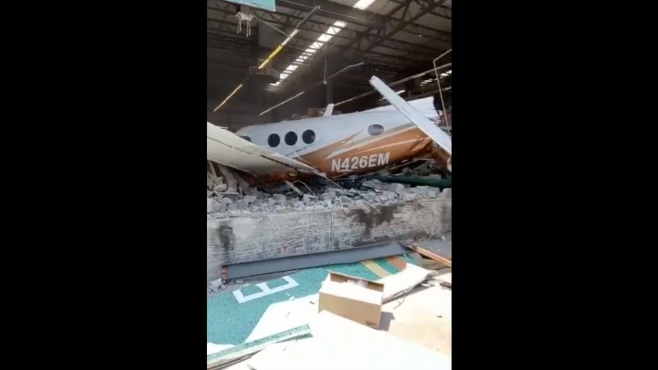 La aeronave se estrelló contra una tienda de cadena en Morelos.