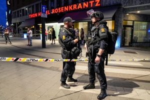 La policía asegura el área después de un tiroteo en Oslo el 25 de junio de 2022. - Dos personas murieron y varias más resultaron gravemente heridas en un tiroteo en el centro de Oslo, dijo la policía noruega el 25 de junio. (Foto de Javad PARSA / NTB / AFP) / Noruega FUERA