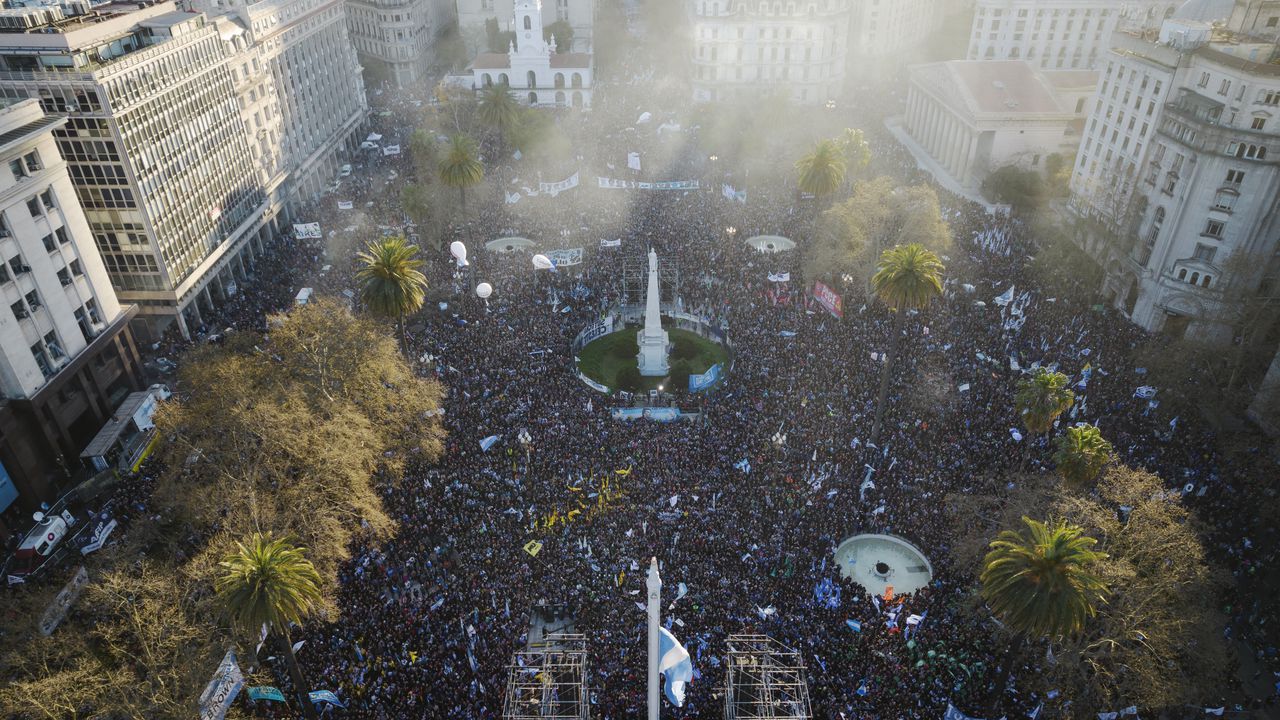 Decenas de miles de personas se manifestaron este viernes en Buenos Aires y las principales ciudades de Argentina
