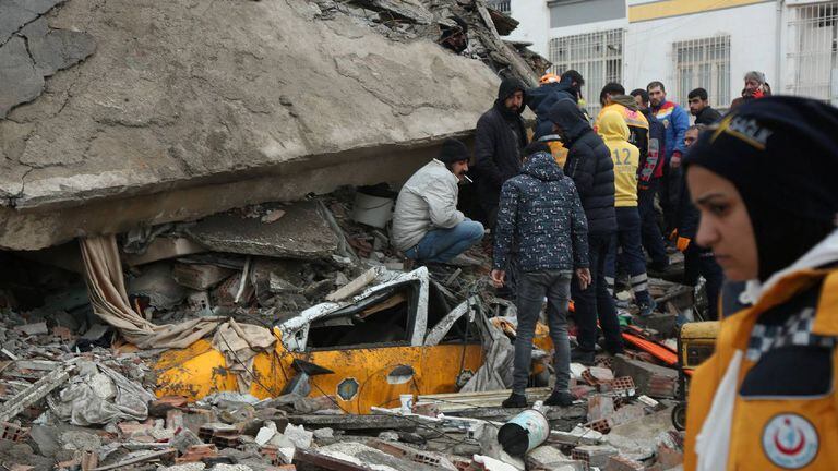 Rescatistas buscan sobrevivientes bajo los escombros tras un terremoto en Diyarbakir, Turquía, 6 de febrero de 2023.