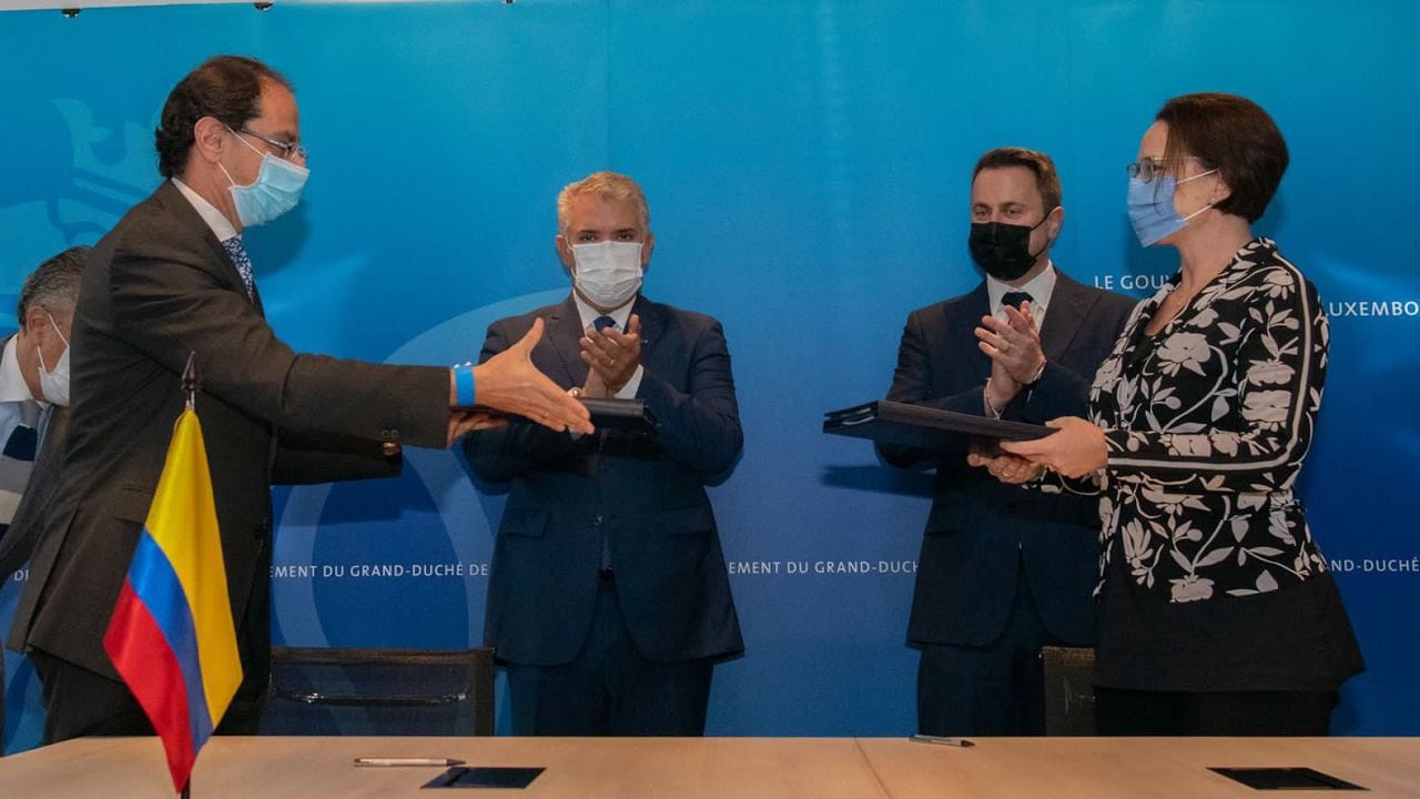 El acuerdo fue suscrito por el ministro de Hacienda de Colombia, José Manuel Restrepo, y la ministra de Finanzas de Luxemburgo, Yuriko Backes. Foto: Twitter @IvanDuque