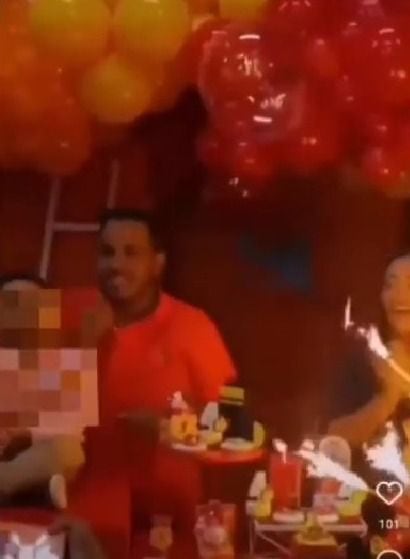 El hermano del alcalde celebró el cumpleaños de su hijo y llevó una máquina del cuerpo de bomberos