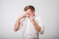 Eliminar el olor a sudor de la ropa es un desafío que se puede abordar con éxito utilizando varias alternativas.