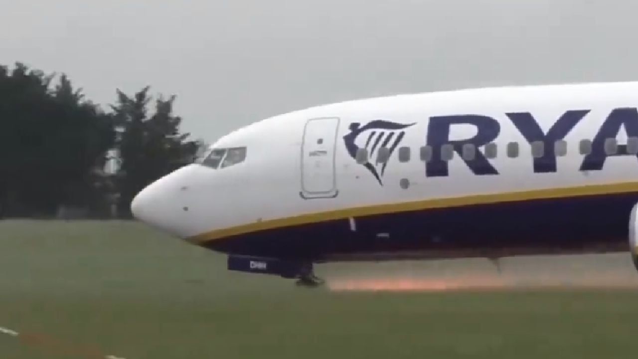 Avión sacó chispas tras tocar tierra en Dublín.