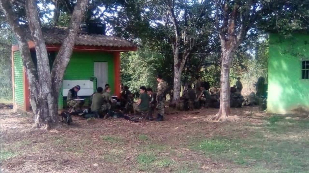 Este es un grupo de los militares que se encuentran rodeados y secuestrados por erradicadores.