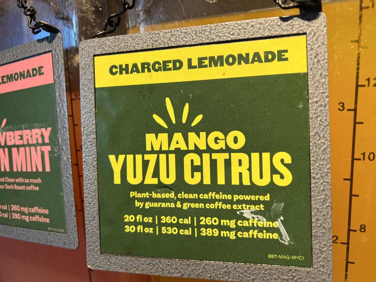 Dispensadores de Charged Lemondade, una bebida de limonada con cafeína, en Panera Bread, Walnut Creek, California, 27 de marzo de 2023.