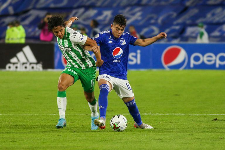 Daniel Ruiz de Millonarios y Daniel Mantilla de Altético Nacional disputan la pelota.