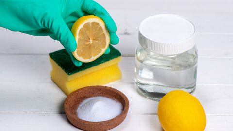 Bicarbonato, vinagre y limón para la limpieza del hogar.