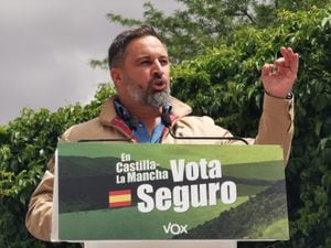 Abascal ha intervenido en un acto de campaña en Guadalajara para apoyar a las candidatas de Vox al Ayuntamiento de Pamplona y al Parlamento de Navarra, María Estévez y Maite Nosti, para las elecciones del 28 de mayo.
