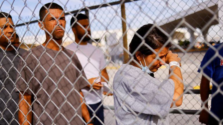Migrantes venezolanos, expulsados de Estados Unidos y devueltos a México en virtud del Título 42, caminan hacia México en el puente fronterizo internacional Lerdo Stanton, en Ciudad Juárez, México
