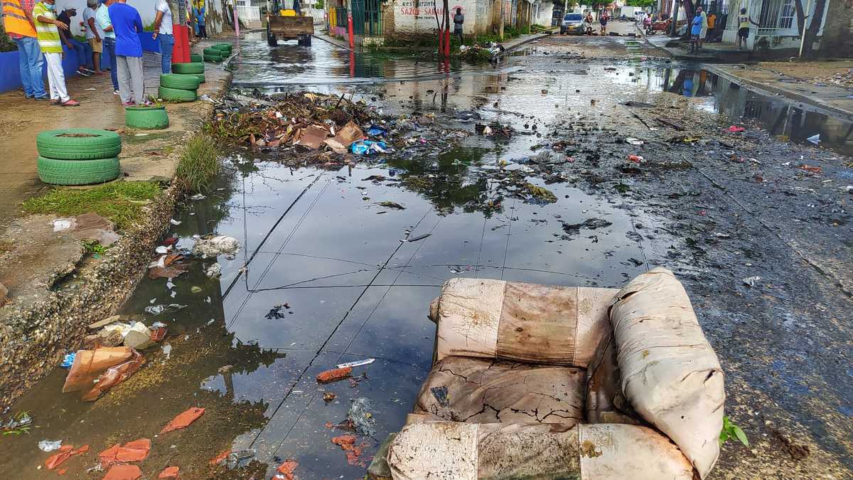 Un mueble, llantas y pilas de basuras causaron empozamiento a las afueras del Colegio Ciudad de Tunja.