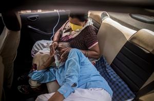 NUEVA DELHI, INDIA - 24 DE ABRIL: Se puede ver a los pacientes que están infectados con el coronavirus Covid-19 usando máscaras de oxígeno, ya que se suministró oxígeno gratis como parte del servicio público para las personas necesitadas por un Gurdwara o un lugar sagrado sij en medio del levantamiento preocupaciones por la falta de oxígeno el 24 de abril de 2021 en Nueva Delhi, India. Con casos registrados que superan los 300.000 por día, India tiene más de 2 millones de casos activos de Covid-19, el segundo número más alto del mundo después de EE. UU. Una nueva ola de la pandemia ha abrumado totalmente los servicios de salud del país y ha provocado que los crematorios operan día y noche a medida que el número de víctimas sigue aumentando sin control. (Foto de Anindito Mukherjee / Getty Images)