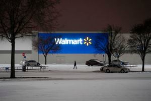 El estacionamiento de una tienda Walmart en Coit Road se vacía cuando una segunda tormenta de invierno trajo más nieve y temperaturas bajo cero en el Plano, Texas. Walmart anunció el martes que la cadena cerrará 415 tiendas en Texas debido al clima. (Smiley N. Pool / The Dallas Morning News vía AP)