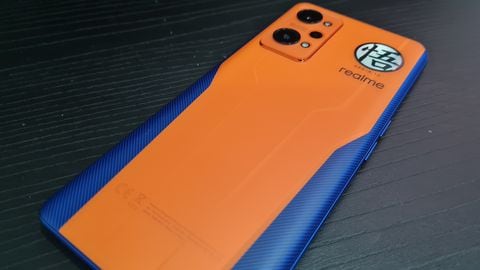 El smartphone Android tiene un diseño que usa los colores naranja y azul, los cuales hacen parte del traje de batalla que Gokú utiliza.
