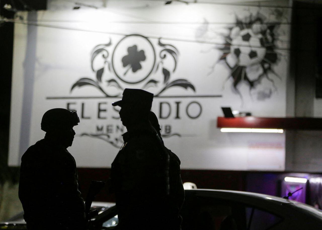 Miembros de las fuerzas de seguridad hacen guardia afuera de un club nocturno donde los clientes fueron asesinados y otros heridos por un grupo armado no identificado que abrió fuego contra las personas, en Apaseo El Grande, en el estado de Guanajuato, México