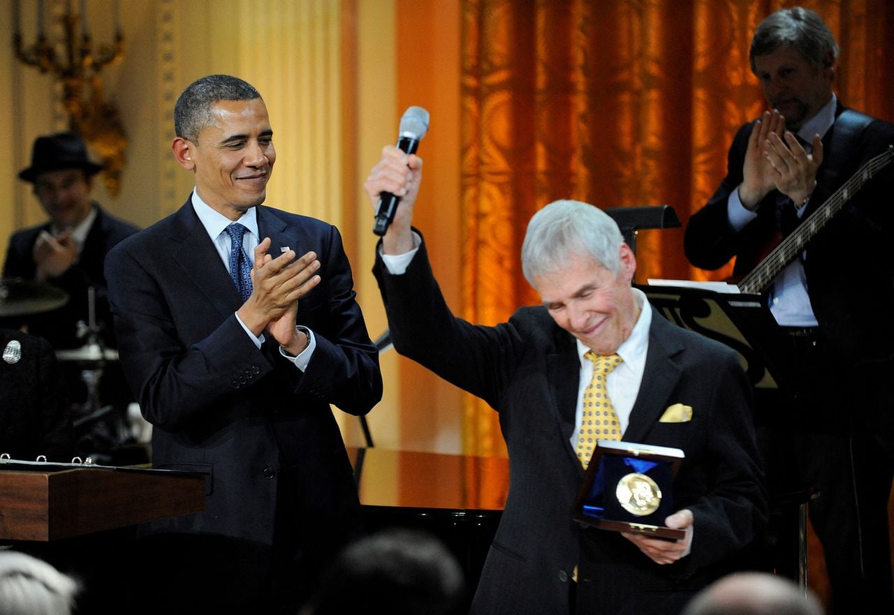 Burt Bacharach (derecha) reacciona a los aplausos después de recibir el Premio Gershwin de Canción Popular 2012 de la Biblioteca del Congreso de manos del presidente estadounidense Barack Obama (izquierda) durante un concierto en el Salón Este de la Casa Blanca en honor a Bacharach y su compañero compositor Hal David, en Washington. , 9 de mayo de 2012.