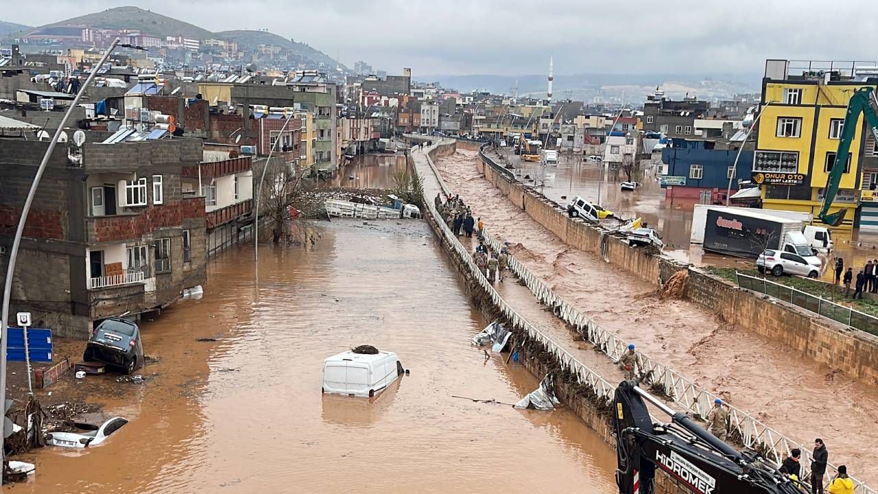 Las inundaciones repentinas dejaron al menos a 13 personas que vivían en tiendas de campaña y contenedores instalados en el sureste de Turquía, golpeado por el terremoto.