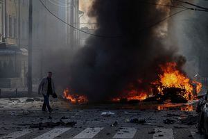 Conductor camina cerca de su automóvil quemado después del ataque militar ruso, mientras continúa la invasión rusa de Ucrania, en el centro de Kyiv, Ucrania, 10 de octubre de 2022. 