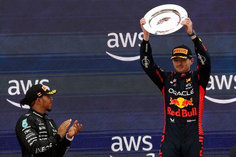 El piloto de Mercedes, Lewis Hamilton, de Gran Bretaña, a la izquierda, aplaude al piloto ganador de Red Bull, Max Verstappen, de Holanda, luego del Gran Premio de España de Fórmula Uno en el circuito Barcelona Catalunya en Montmeló, España, el domingo 4 de junio de 2023. (Foto AP/Joan Monfort )