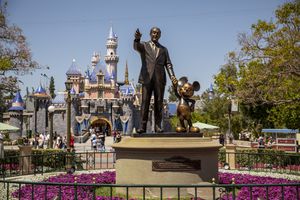 La estatua del ícono de Walt Disney tomados de la mano con Mickey Mouse.