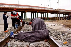 Un migrante venezolano, expulsado de EE. UU. y enviado de regreso a México bajo el Título 42, duerme en las vías del tren cerca del puente fronterizo internacional Paso del Norte, en Ciudad Juárez, México, 17 de octubre de 2022. 