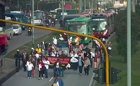 TransMilenio informó que se presenta un bloqueo en Autopista Sur donde varias personas se tomaron los carriles mixtos y troncal