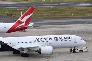 Un avión de Air New Zealand y un avión de Qantas en la plataforma de llegadas del aeropuerto internacional Kingsford