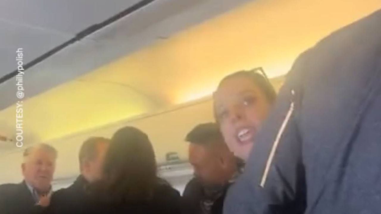 Mujer que gritó en medio de un vuelo que era víctima de trata de personas fue controlada por la tripulación.