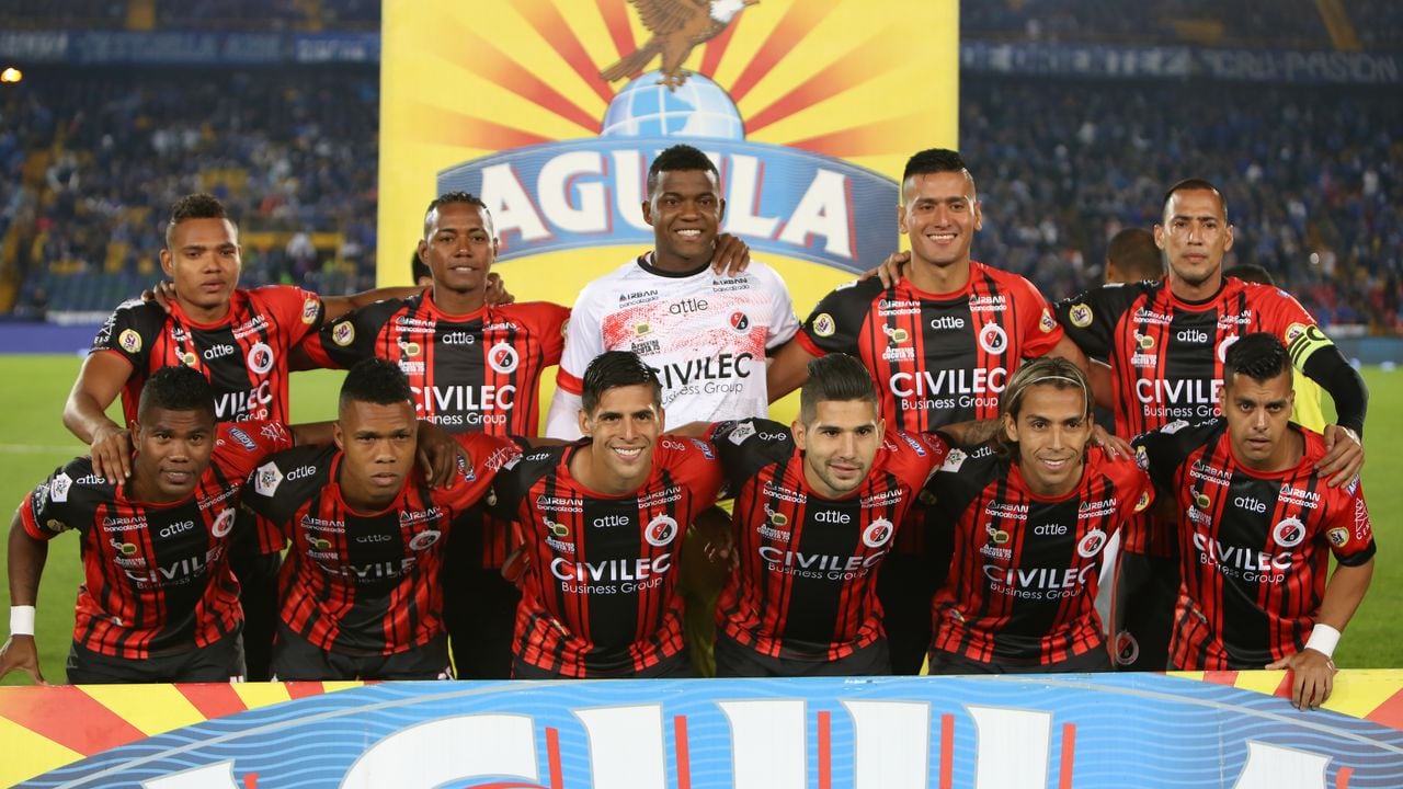 BOGOTA, COLOMBIA - APRIL 07: The players of Cucuta Deportivo, pose for a photo, prior a  match between Millonarios and Cúcuta as part of  Liga Aguila 2019 at Estadio Nemesio Camacho on April 07, 2019 in Bogota, Colombia. (Photo by Luis Ramirez/Vizzor Image/Getty Images)
