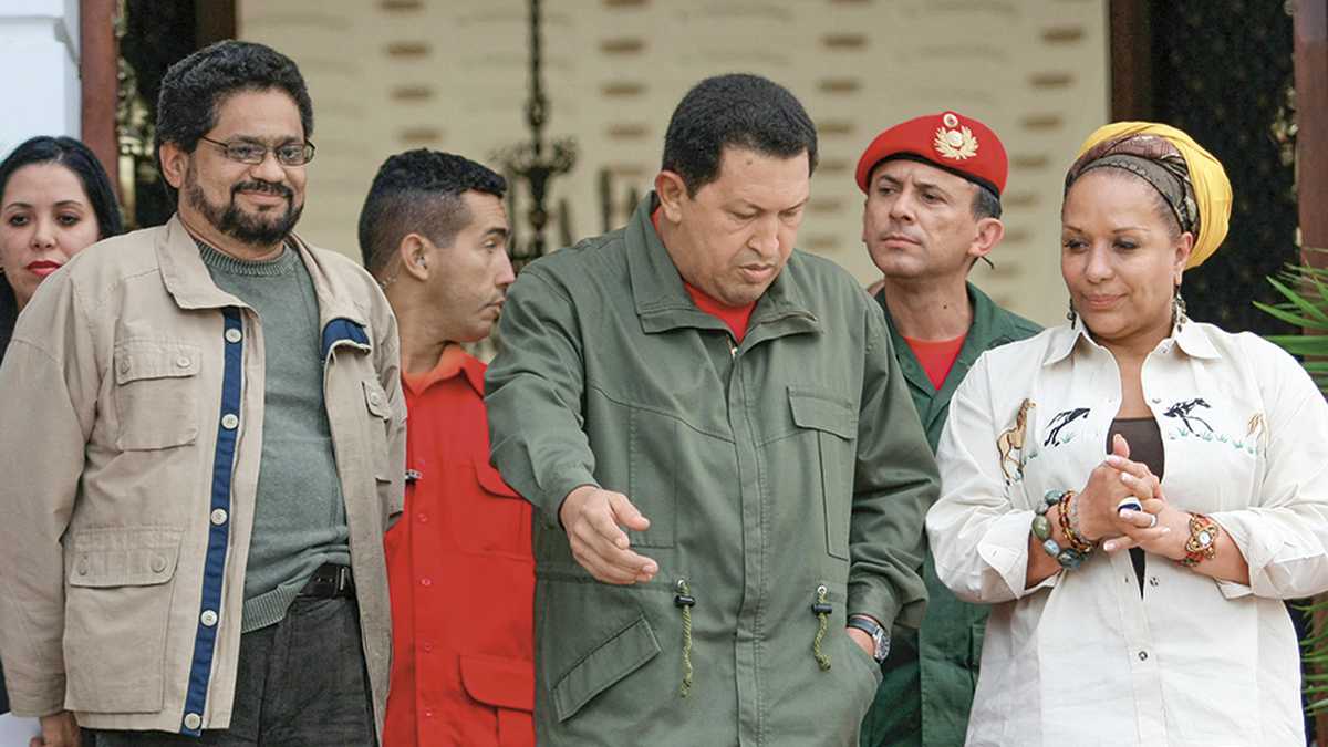 En medio de las gestiones para las liberaciones, Córdoba apareció desde Venezuela acompañada por el mandatario Hugo Chávez y el hoy jefe de la Segunda Marquetalia, Iván Márquez. También posó con el abatido Jesús Santrich. 