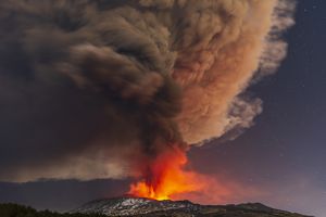 El humo sale del volcán Etna, visto desde Nicolosi, Sicilia, sur de Italia, el jueves 10 de febrero de 2022. Foto AP/Salvatore Allegra