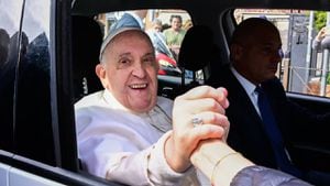 El papa Francisco saludó a quienes se congregaron fuera del hospital con el anhelo de verlo.