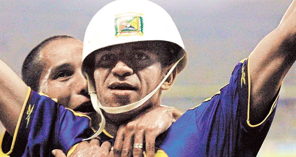 La imagen icónica de la Copa de la Paz. Freddy ‘Totono’ Grisales celebra el primer gol de Colombia con el casco del intendente de la Policía Luis Antonio Palomino. 