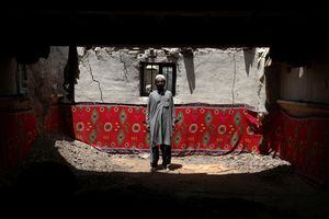 Ahmad Vali posa para una foto dentro de su casa que fue dañada por un terremoto en Gayan, Afganistán, el 23 de junio de 2022. Foto REUTERS/Ali Khara
