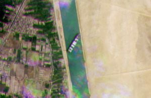 Una imagen satelital muestra cómo quedó en el Canal de suez el Ever Given, uno de los mayores buques portacontenedores del mundo