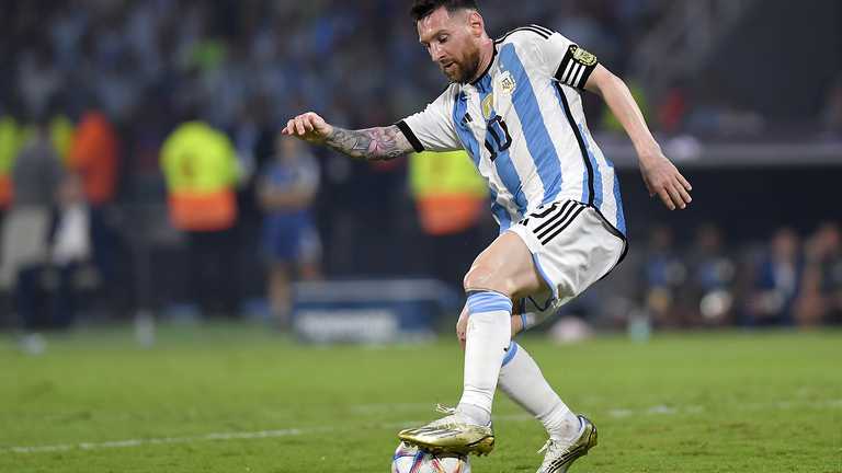 Messi presumió por alto estrambóticos nuevos botines tras ser con Argentina. Este es precio