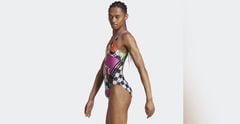 Modelos masculinos con bañadores femeninos, Adidas sucumbe a la