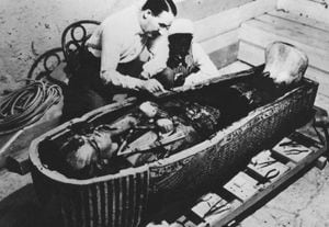El arqueólogo Howard Carter descubrió la tumba de Tutankamón en el  Valle de los Reyes, en 1923. 