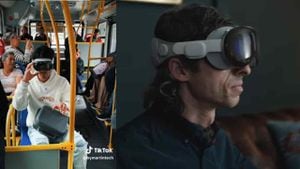 Hombre se graba usando las Apple Vision Pro mientras viaja en Transmilenio.