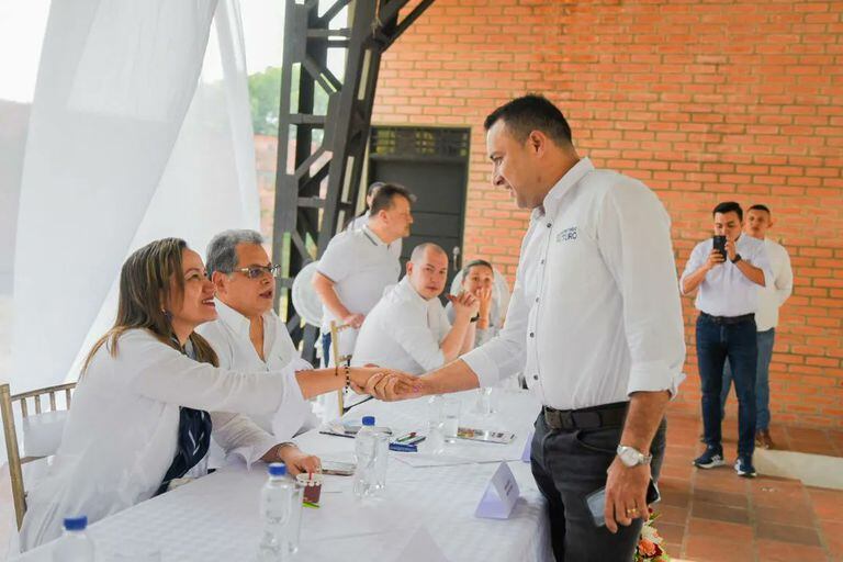 El gobernador de Arauca, Wilinton Rodríguez Benavidez con la ministra de Salud, Carolina Corcho.
