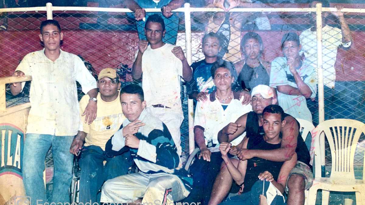 Más de 400 niños de barrios humildes de Santa Marta se salvaron de la drogadicción y la delincuencia gracias a la formación en boxeo que les impartió el profe "Kid" Wilson.