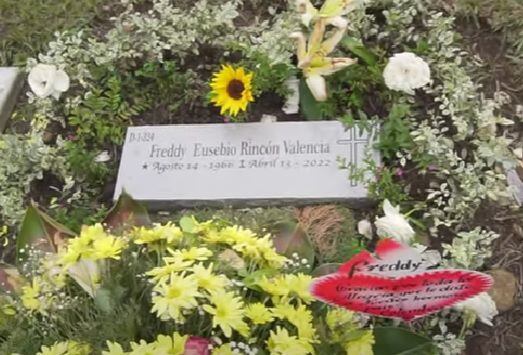 La tumba de Freddy Rincón está adornada por flores y cartas.