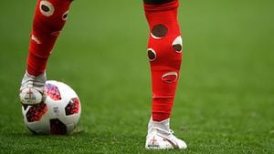 Muchos futbolistas han saltado a la cancha con las medias rotas durante el Mundial Qatar 2022. Foto: AFP.
