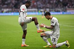 El defensor holandés del Bayer Leverkusen #30 Jeremie Frimpong (L) y el centrocampista argentino del Bayer Leverkusen #25 Exequiel Palacios celebran un gol.
