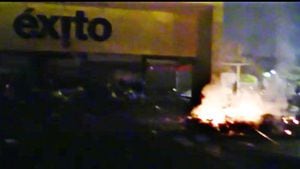 Continúa el vandalismo en Cali: el almacén Éxito en Calipso fue saqueado
