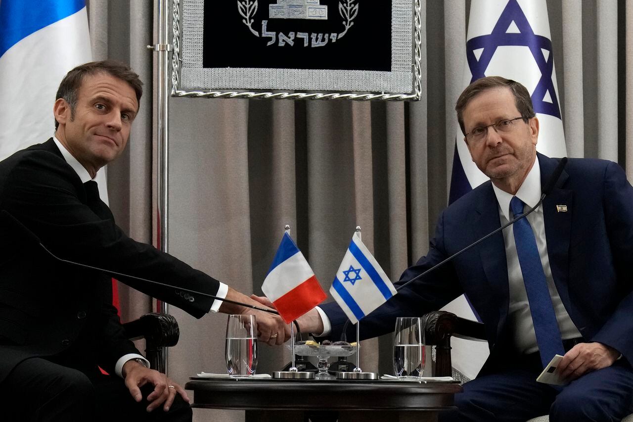 Emmanuel Macron viaja a Israel para mostrar la solidaridad de Francia con el país y seguir trabajando en la liberación de los rehenes que están detenidos. en Gaza. (Foto AP/Christophe Ena, Piscina)
