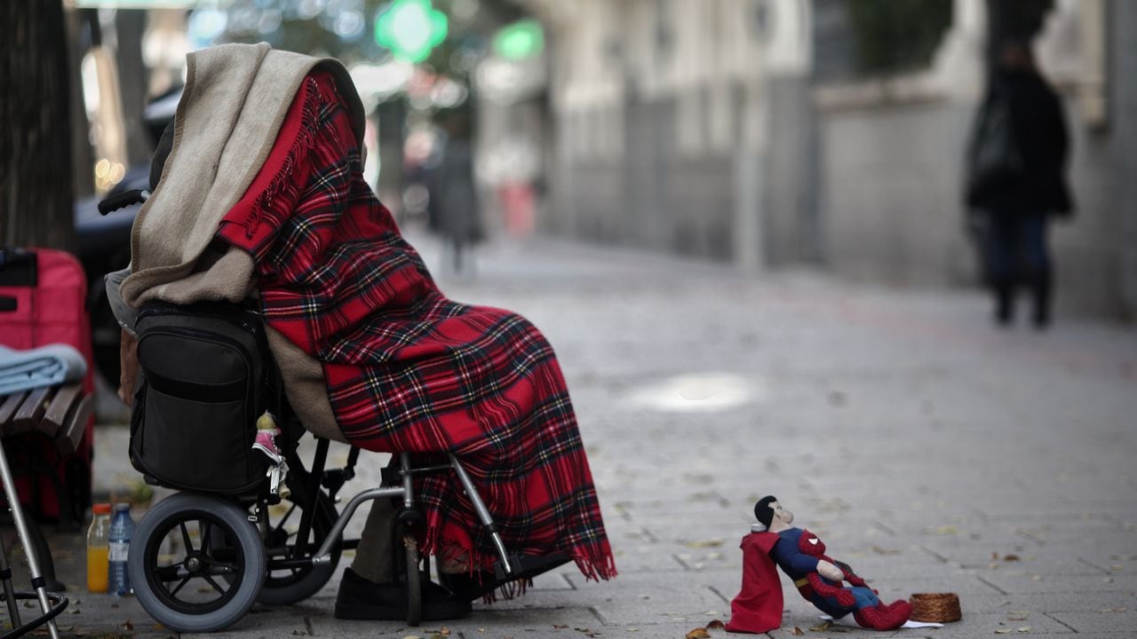 Una persona en silla de ruedas y tapada con una manta pide dinero con un muñeco de Superman en una céntrica calle durante la segunda ola de la pandemia del coronavirus, en Madrid (España), a 18 de noviembre de 2020.
18 NOVIEMBRE 2020;MENDIGO;SINTECHO;POBREZA;INCAPACIDAD
Eduardo Parra / Europa Press
  (Foto de ARCHIVO)
18/11/2020