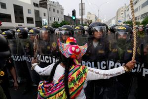 Un manifestante antigubernamental desafía a la policía en Lima, Perú, el jueves 9 de febrero de 2023. 