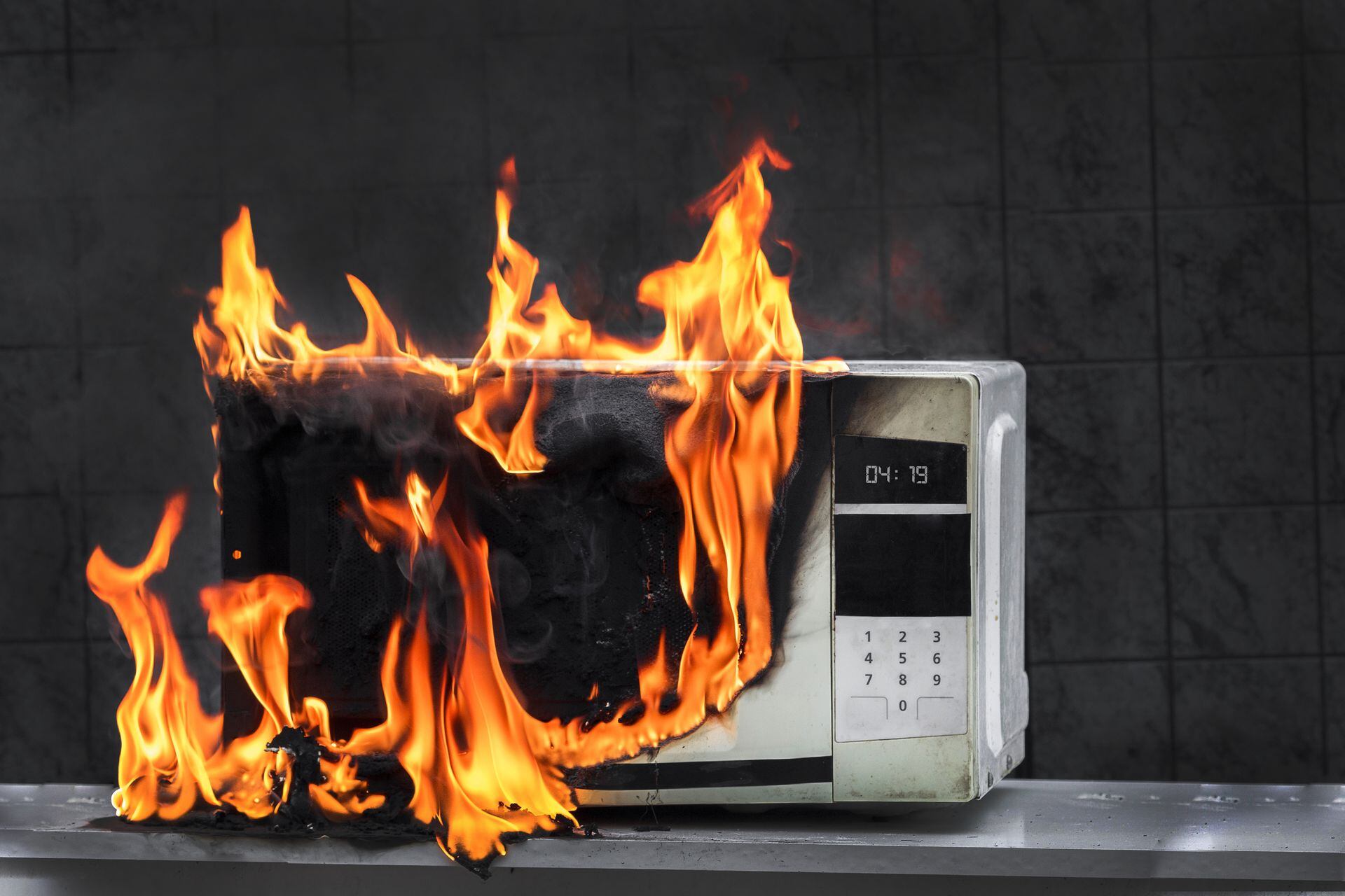L'uso improprio del forno a microonde può comportare rischi per la sicurezza